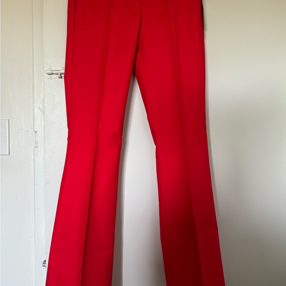 Beautiful pants small boot leg, lower rise fitted though the hip and thigh